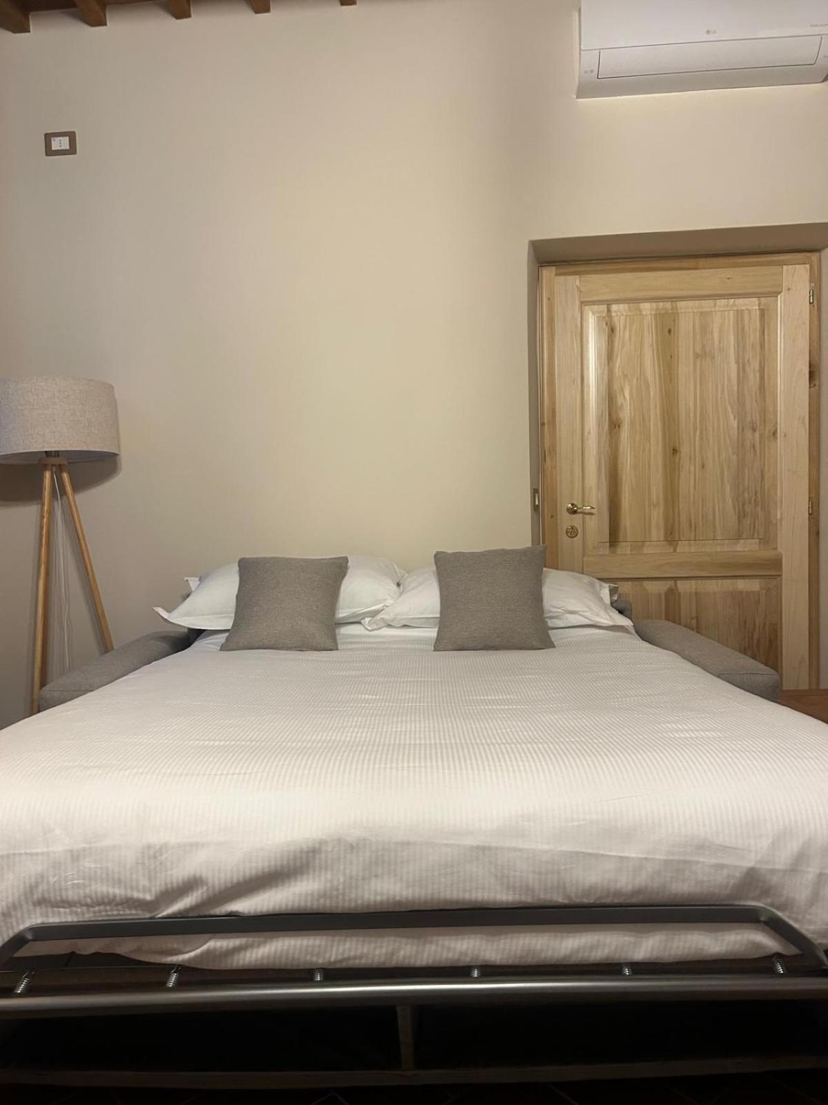 Lastamperia19 Camere-Rooms Montepulciano Stazione Екстериор снимка