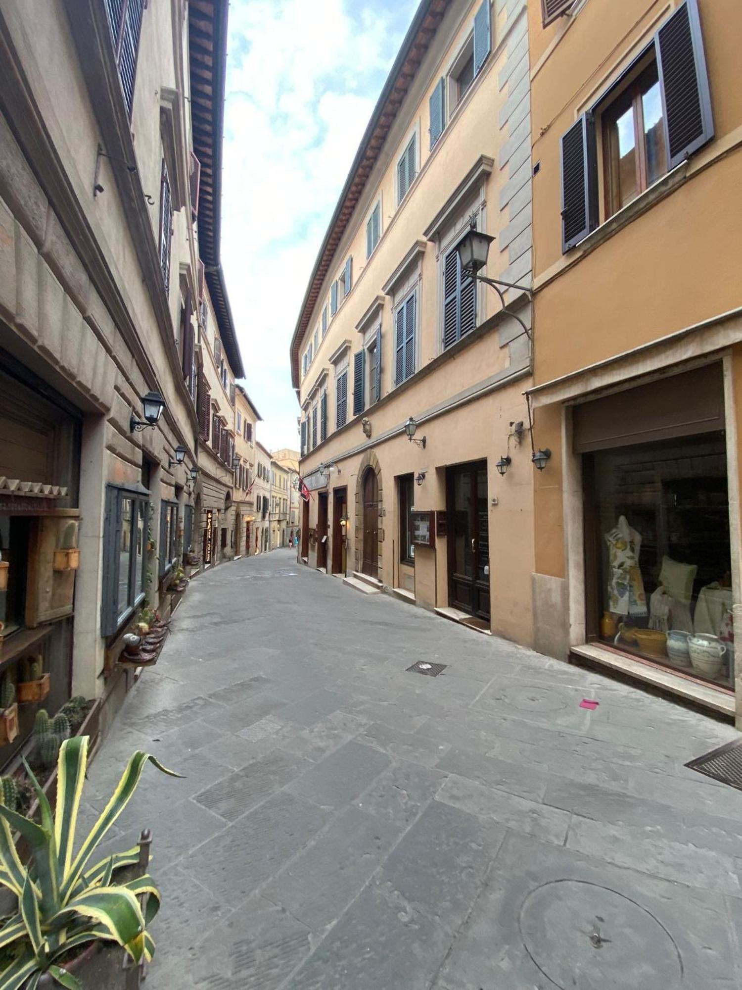 Lastamperia19 Camere-Rooms Montepulciano Stazione Екстериор снимка