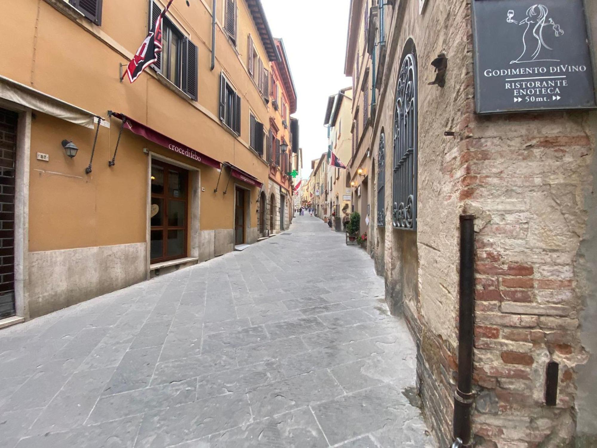 Lastamperia19 Camere-Rooms Montepulciano Stazione Екстериор снимка